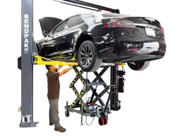 BendPak’s patent-pending new SL24EVT EV battery pack and powertrain lifting system helps technicians safely and efficiently remove, service and install heavy battery packs from a wide range of electric vehicles. 